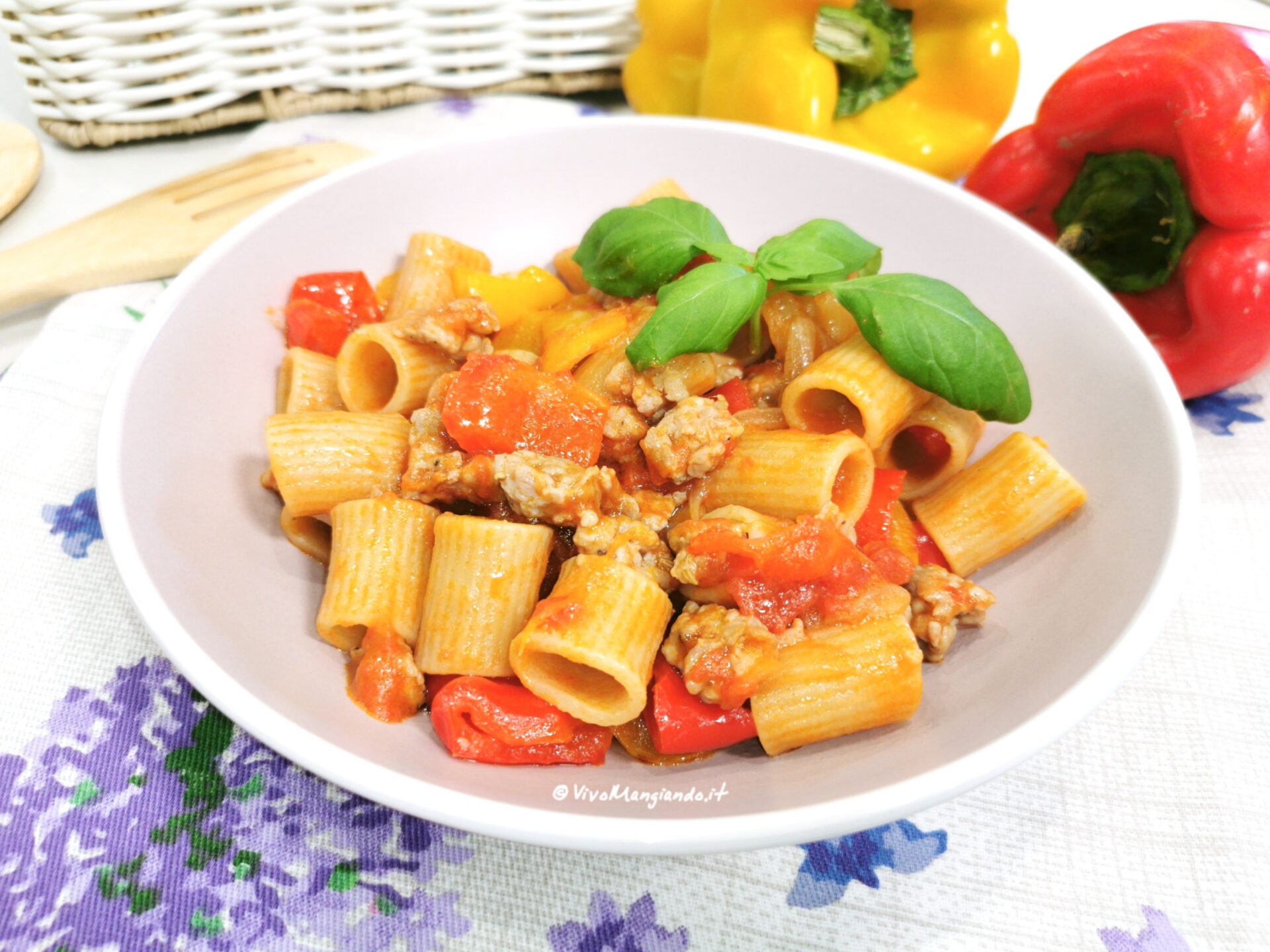 Pasta con salsiccia e peperoni, la ricetta di nonna Carmela - Vivo ...
